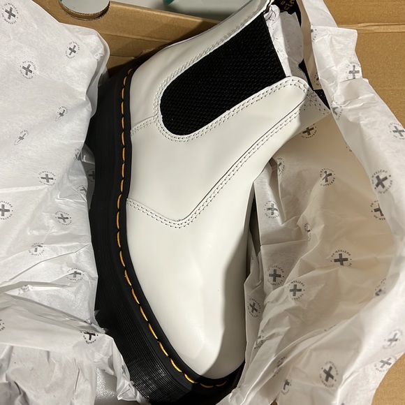 Dr. Martens 2976 Quad Smooth Leather Platform Chelsea Boot - Picture 4 of 8